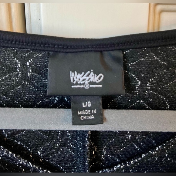 Mossimo large dress. Black white pattern with piping to create feminine lines. - Picture 3 of 4